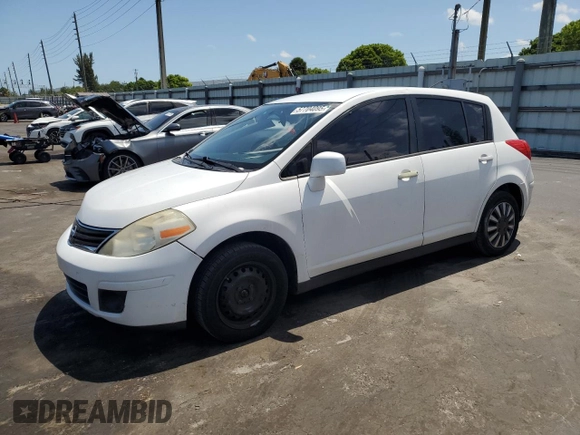 2011 Nissan Versa S z VIN 3N1BC1CP0BL427895, wystawiony jako Copart lot #57704095 z przebiegiem 214 059 mil mil oraz Szkoda całkowita • Salvage title. Historia ofert i sprzedaży dostępna na DreamBid. Obrazek 1.