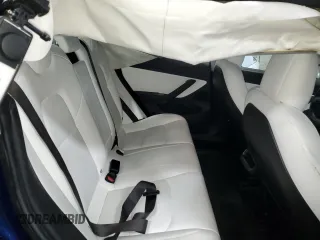 2018 Tesla Model 3 Long Range Battery z VIN 5YJ3E1EB3JF055673, wystawiony jako Copart lot #50915355 z przebiegiem 39 567 mil mil oraz Szkoda całkowita • Salvage title. Historia ofert i sprzedaży dostępna na DreamBid. Obrazek 10.