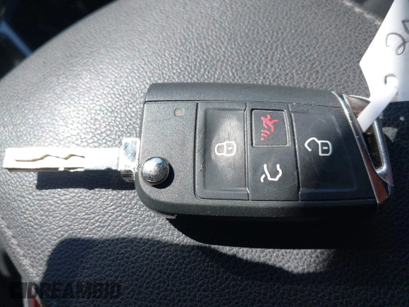 2020 Volkswagen Tiguan SE with VIN 3VV3B7AX3LM176300, listed as a IAAI auction lot 42004744 with 86,074 mi miles and . Bid and sale history available at DreamBid. Image 11.
