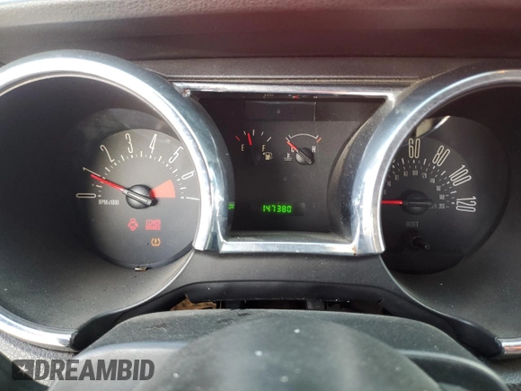 2008 Ford Mustang Deluxe z VIN 1ZVHT84N185177814, wystawiony jako Copart lot #51539775 z przebiegiem 147 380 mil mil oraz Czysty tytuł • Clean title. Historia ofert i sprzedaży dostępna na DreamBid. Obrazek 9.