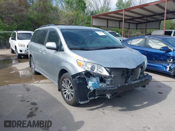 2019 Toyota Sienna XLE Auto Access Seat with VIN 5TDYZ3DC5KS977360, listed as a IAAI auction lot 41911897 with 71,200 mi miles. Bid and sale history available at carsss.com. Image 1.