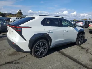 2023 Subaru Solterra Premium z VIN JTMABABA9PA005731, wystawiony jako Copart lot #76620934 z przebiegiem 18 081 mil mil oraz Szkoda całkowita • Salvage title. Historia ofert i sprzedaży dostępna na DreamBid. Obrazek 3.