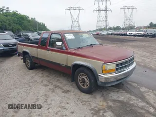 1993 Dodge Dakota z VIN 1B7FL23X9PS212576, wystawiony jako IAAI lot #42389256 z przebiegiem 181 924 mil mil oraz . Historia ofert i sprzedaży dostępna na DreamBid. Obrazek 1.