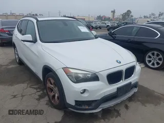 2015 BMW X1 sDrive28i z VIN WBAVM1C50FVZ93810, wystawiony jako IAAI lot #42475276 z przebiegiem 139 118 mil mil oraz . Historia ofert i sprzedaży dostępna na DreamBid. Obrazek 1.