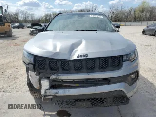 2024 Jeep Compass Latitude z VIN 3C4NJDBN9RT588189, wystawiony jako Copart lot #50189415 z przebiegiem 15 039 mil mil oraz Szkoda całkowita • Salvage title. Historia ofert i sprzedaży dostępna na DreamBid. Obrazek 5.