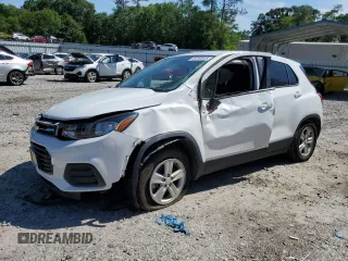 2022 Chevrolet Trax LS z VIN KL7CJKSM3NB512737, wystawiony jako Copart lot #55753845 z przebiegiem 46 682 mil mil oraz Szkoda całkowita • Salvage title. Historia ofert i sprzedaży dostępna na DreamBid. Obrazek 1.