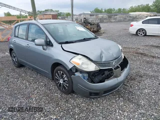 2009 Nissan Versa S z VIN 3N1BC13E19L468965, wystawiony jako IAAI lot #42174400 z przebiegiem 134 893 mil mil oraz . Historia ofert i sprzedaży dostępna na DreamBid. Obrazek 1.
