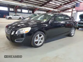 2013 Volvo S60 T5 z VIN YV1612FH0D2206343, wystawiony jako Copart lot #57906385 z przebiegiem 95 613 mil mil oraz Czysty tytuł • Clean title. Historia ofert i sprzedaży dostępna na DreamBid. Obrazek 1.