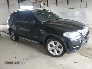 2013 BMW X5 xDrive50i z VIN 5UXZV8C54D0C16780, wystawiony jako Copart lot #57636035 z przebiegiem 137 189 mil mil oraz Tytuł czysty. Historia ofert i sprzedaży dostępna na DreamBid. Obrazek 4.
