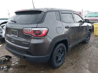 2018 Jeep Compass Sport z VIN 3C4NJCAB6JT251064, wystawiony jako IAAI lot #41457953 z przebiegiem 64 905 mil mil oraz . Historia ofert i sprzedaży dostępna na DreamBid. Obrazek 4.
