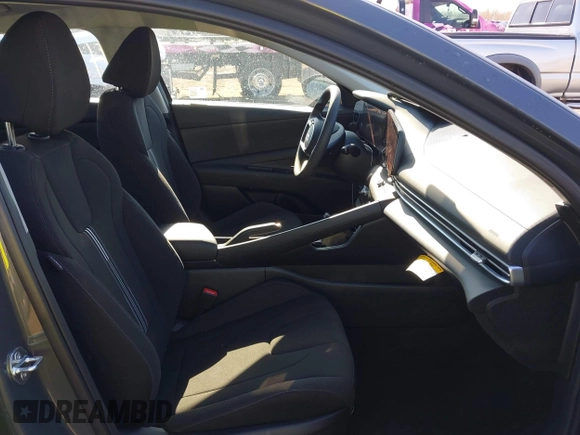2024 Hyundai Elantra SEL z VIN KMHLM4DG4RU805694, wystawiony jako IAAI lot #41893956 z przebiegiem 4 856 mil mil oraz . Historia ofert i sprzedaży dostępna na DreamBid. Obrazek 5.