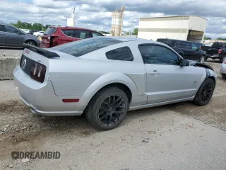 2006 Ford Mustang GT Deluxe z VIN 1ZVFT82H665205379, wystawiony jako Copart lot #57790135 z przebiegiem 193 607 mil mil oraz Szkoda całkowita • Salvage title. Historia ofert i sprzedaży dostępna na DreamBid. Obrazek 3.