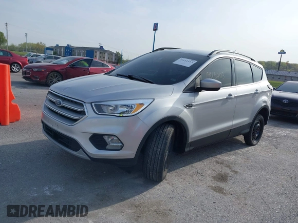 2018 Ford Escape SE z VIN 1FMCU9GD6JUC91365, wystawiony jako IAAI lot #39152113 z przebiegiem 129 283 mil mil oraz . Historia ofert i sprzedaży dostępna na DreamBid. Obrazek 2.