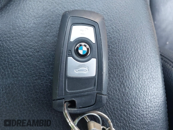 2013 BMW 3 Series 328i xDrive z VIN WBA3B5G57DNS05892, wystawiony jako IAAI lot #42560892 z przebiegiem 141 676 mil mil oraz . Historia ofert i sprzedaży dostępna na DreamBid. Obrazek 11.