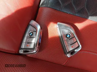 2021 BMW X5 M z VIN 5YMJU0C08M9F36288, wystawiony jako IAAI lot #42130767 z przebiegiem 44 225 mil mil oraz . Historia ofert i sprzedaży dostępna na DreamBid. Obrazek 11.