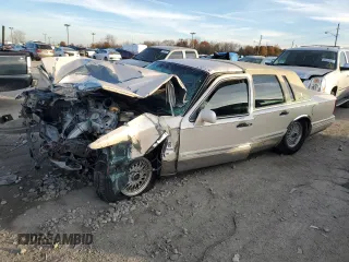 1996 Lincoln Town Car Signature z VIN 1LNLM82W8TY698411, wystawiony jako Copart lot #82601414 z przebiegiem Nie podano mil oraz Szkoda całkowita • Salvage title. Historia ofert i sprzedaży dostępna na DreamBid. Obrazek 1.
