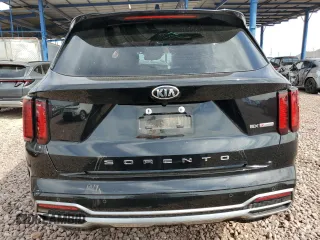 2021 Kia Sorento EX z VIN 5XYRH4LF0MG037220, wystawiony jako Copart lot #50395975 z przebiegiem 76 175 mil mil oraz Szkoda całkowita • Salvage title. Historia ofert i sprzedaży dostępna na DreamBid. Obrazek 6.