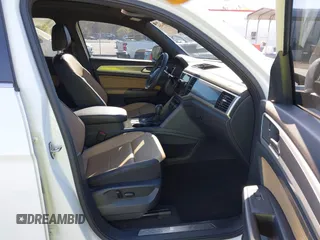 2021 Volkswagen Atlas SEL z VIN 1V2EE2CA2MC227667, wystawiony jako IAAI lot #41886405 z przebiegiem 41 928 mil mil oraz . Historia ofert i sprzedaży dostępna na DreamBid. Obrazek 5.