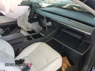 2022 Tesla Model Y Performance z VIN 7SAYGDEF2NF448013, wystawiony jako Copart lot #52323435 z przebiegiem Nie podano mil oraz Nie do naprawy. Historia ofert i sprzedaży dostępna na DreamBid. Obrazek 8.