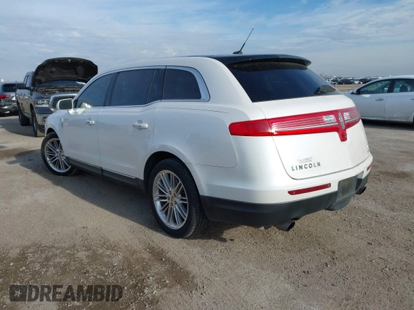 2014 Lincoln MKT EcoBoost z VIN 2LMHJ5AT2EBL57269, wystawiony jako IAAI lot #41440818 z przebiegiem 135 896 mil mil oraz . Historia ofert i sprzedaży dostępna na DreamBid. Obrazek 3.