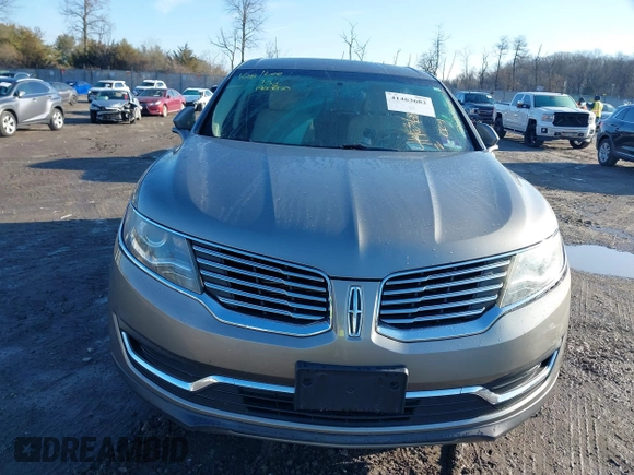 2017 Lincoln MKX Premiere z VIN 2LMPJ8JR3HBL43225, wystawiony jako IAAI lot #41463682 z przebiegiem 121 108 mil mil oraz . Historia ofert i sprzedaży dostępna na DreamBid. Obrazek 12.