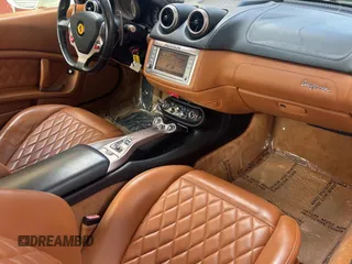 2012 Ferrari California z VIN ZFF65LJA7C0182905, wystawiony jako Copart lot #85893364 z przebiegiem 51 766 mil mil oraz Czysty tytuł • Clean title. Historia ofert i sprzedaży dostępna na DreamBid. Obrazek 5.