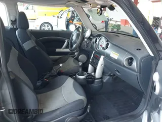 2004 MINI Hardtop S z VIN WMWRE33474TD80161, wystawiony jako IAAI lot #42585952 z przebiegiem 132 158 mil mil oraz . Historia ofert i sprzedaży dostępna na DreamBid. Obrazek 5.