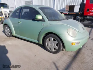 2000 Volkswagen New Beetle GLS with VIN 3VWCA21C0YM403254, listed as a IAAI auction lot 41806878 with 119,547 mi miles. Bid and sale history available at carsss.com. Image 1.