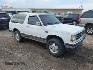 1988 Chevrolet Blazer z VIN 1GNCT18Z1J0182779, wystawiony jako IAAI lot #41799629 z przebiegiem 244 716 mil mil oraz . Historia ofert i sprzedaży dostępna na DreamBid. Obrazek 1.