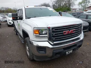 2017 GMC Sierra 2500HD z VIN 1GT12REG0HF181425, wystawiony jako IAAI lot #41915549 z przebiegiem 171 899 mil mil oraz . Historia ofert i sprzedaży dostępna na DreamBid. Obrazek 1.
