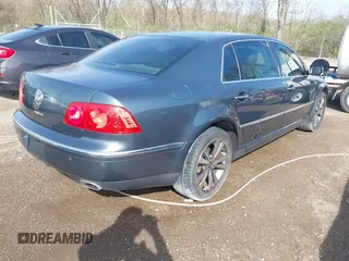 2006 Volkswagen Phaeton z VIN WVWAF03D168000214, wystawiony jako IAAI lot #41935384 z przebiegiem 80 641 mil mil oraz . Historia ofert i sprzedaży dostępna na DreamBid. Obrazek 4.
