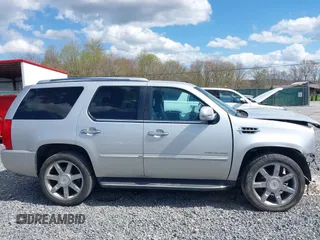 2010 Cadillac Escalade Luxury z VIN 1GYUKBEF1AR269054, wystawiony jako IAAI lot #39255908 z przebiegiem 96 965 mil mil oraz . Historia ofert i sprzedaży dostępna na DreamBid. Obrazek 14.
