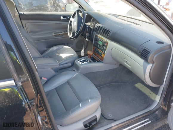 2003 Volkswagen Passat GLX with VIN WVWTH63B43P299509, listed as a IAAI auction lot 41775005 with 137,271 mi miles. Bid and sale history available at carsss.com. Image 5.
