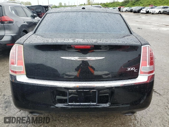 2013 Chrysler 300 C z VIN 2C3CCAET1DH568910, wystawiony jako Copart lot #50037004 z przebiegiem 136 228 mil mil oraz Szkoda całkowita • Salvage title. Historia ofert i sprzedaży dostępna na DreamBid. Obrazek 6.