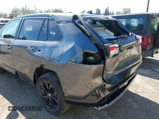 2022 Toyota RAV4 Hybrid SE z VIN 4T3T6RFV5NU101105, wystawiony jako IAAI lot #42666372 z przebiegiem 7 644 mil mil oraz . Historia ofert i sprzedaży dostępna na DreamBid. Obrazek 6.