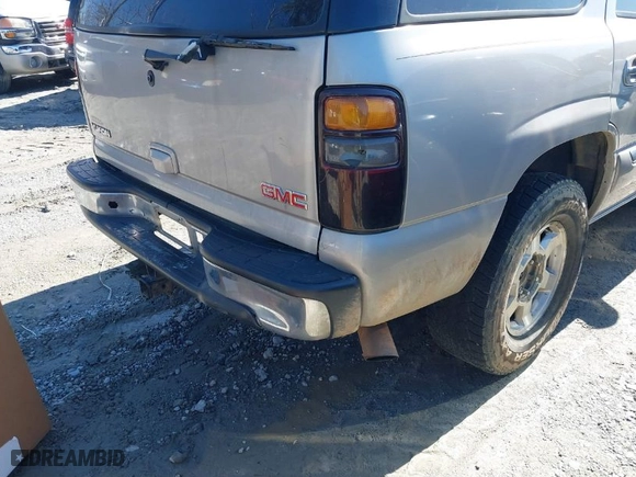 2005 GMC Yukon SLT with VIN 1GKEC13TX5J104235, listed as a IAAI auction lot 41574343 with 291,358 mi miles. Bid and sale history available at carsss.com. Image 6.