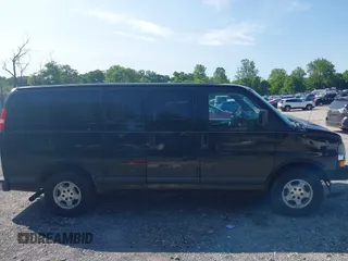 2005 Chevrolet Express Passenger z VIN 1GNFG15T751169844, wystawiony jako IAAI lot #42393893 z przebiegiem 226 673 mil mil oraz . Historia ofert i sprzedaży dostępna na DreamBid. Obrazek 13.