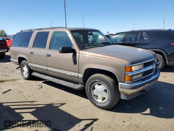 1998 Chevrolet Suburban z VIN 1GNFK16R6WJ306534, wystawiony jako Copart lot #75030844 z przebiegiem 230 869 mil mil oraz Czysty tytuł • Clean title. Historia ofert i sprzedaży dostępna na DreamBid. Obrazek 4.