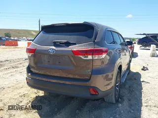 2018 Toyota Highlander LE z VIN 5TDZARFH0JS041636, wystawiony jako IAAI lot #41834037 z przebiegiem 73 004 mil mil oraz . Historia ofert i sprzedaży dostępna na DreamBid. Obrazek 4.
