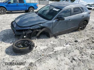 2023 Mazda CX-30 S Carbon Edition z VIN 3MVDMBCM9PM517237, wystawiony jako Copart lot #55773945 z przebiegiem 17 724 mil mil oraz Szkoda całkowita • Salvage title. Historia ofert i sprzedaży dostępna na DreamBid. Obrazek 1.