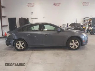 2014 Chevrolet Cruze 1LT z VIN 1G1PC5SB4E7140559, wystawiony jako IAAI lot #42622597 z przebiegiem 127 756 mil mil oraz . Historia ofert i sprzedaży dostępna na DreamBid. Obrazek 13.