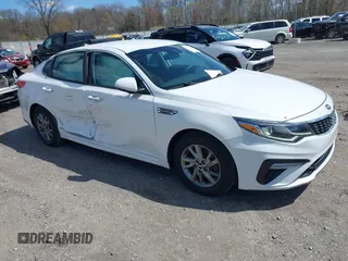 2019 Kia Optima LX z VIN 5XXGT4L33KG306453, wystawiony jako IAAI lot #41953415 z przebiegiem 85 067 mil mil oraz . Historia ofert i sprzedaży dostępna na DreamBid. Obrazek 1.