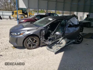 2025 Nissan Sentra SV z VIN 3N1AB8CV9SY239966, wystawiony jako Copart lot #51079875 z przebiegiem 2 579 mil mil oraz Szkoda całkowita • Salvage title. Historia ofert i sprzedaży dostępna na DreamBid. Obrazek 1.