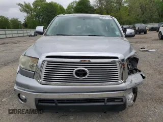 2013 Toyota Tundra Limited z VIN 5TFFY5F18DX136180, wystawiony jako Copart lot #51525745 z przebiegiem Nie podano mil oraz Szkoda całkowita • Salvage title. Historia ofert i sprzedaży dostępna na DreamBid. Obrazek 5.