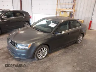 2014 Volkswagen Jetta SE z VIN 3VWD07AJ2EM400385, wystawiony jako IAAI lot #42668600 z przebiegiem 172 180 mil mil oraz . Historia ofert i sprzedaży dostępna na DreamBid. Obrazek 2.