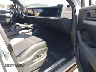 2024 Porsche Cayenne z VIN WP1AA2AY5RDA02624, wystawiony jako IAAI lot #42205528 z przebiegiem Nie podano mil oraz . Historia ofert i sprzedaży dostępna na DreamBid. Obrazek 5.
