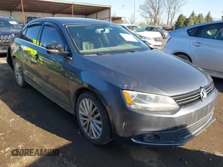 2014 Volkswagen Jetta TDI w/Premium с VIN 3VW3L7AJ9EM383295, выставлен на аукционе IAAI как лот 41983218 с пробегом 105 077 миль миль и . История ставок и продаж доступна на DreamBid. Изображение 1.