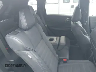2024 Mitsubishi Outlander SE z VIN JA4J3VA81RZ049952, wystawiony jako IAAI lot #42448676 z przebiegiem 33 337 mil mil oraz . Historia ofert i sprzedaży dostępna na DreamBid. Obrazek 8.