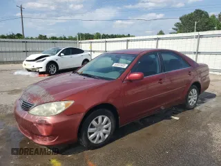 2005 Toyota Camry STD z VIN 4T1BE32K65U086615, wystawiony jako Copart lot #56902805 z przebiegiem 245 612 mil mil oraz Szkoda całkowita • Salvage title. Historia ofert i sprzedaży dostępna na DreamBid. Obrazek 1.