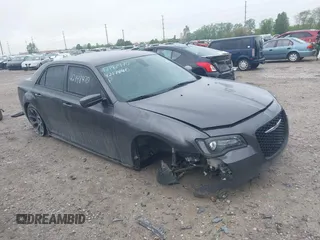 2020 Chrysler 300 S z VIN 2C3CCABG3LH131397, wystawiony jako IAAI lot #42148470 z przebiegiem 81 229 mil mil oraz . Historia ofert i sprzedaży dostępna na DreamBid. Obrazek 1.